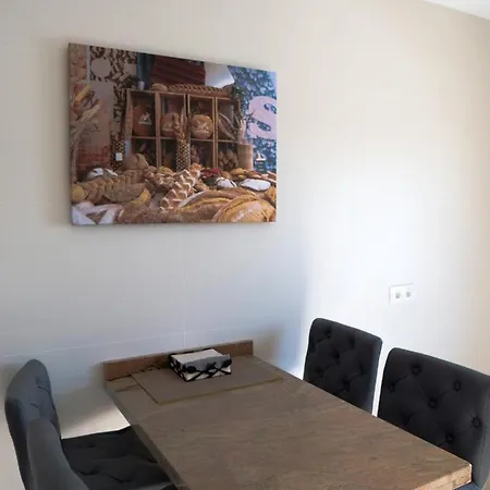 Comfortable House In With Free Parking *